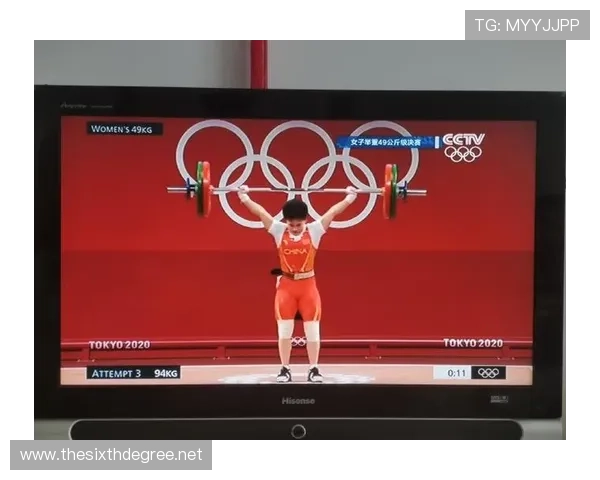 侯志慧赛前吃香蕉被拍，网友：这姐举重完顺手能拎走超市水果区