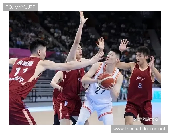 胡金秋穿得跟个邻家大叔，球场上却像是富豪专用玩具一样狂刷分数